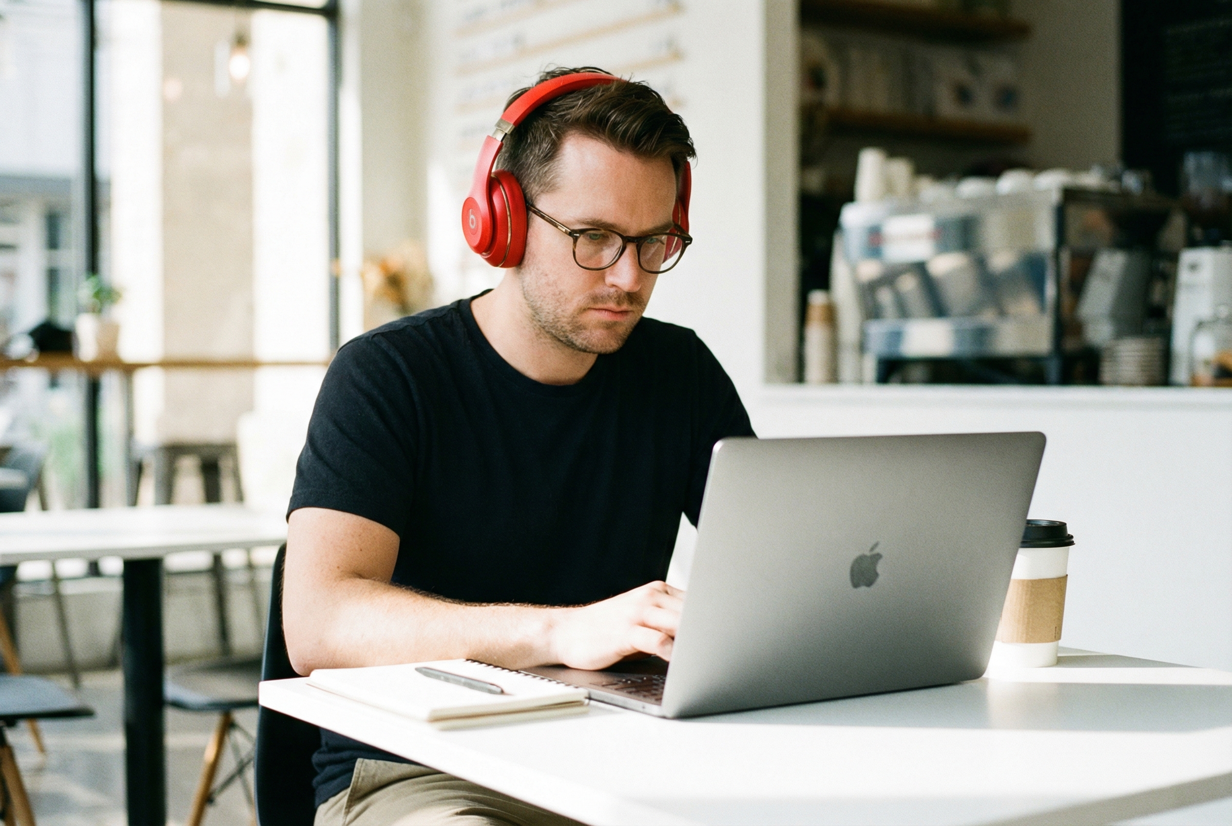 一名男子在工作時使用噪音生成器以達到深度專注。