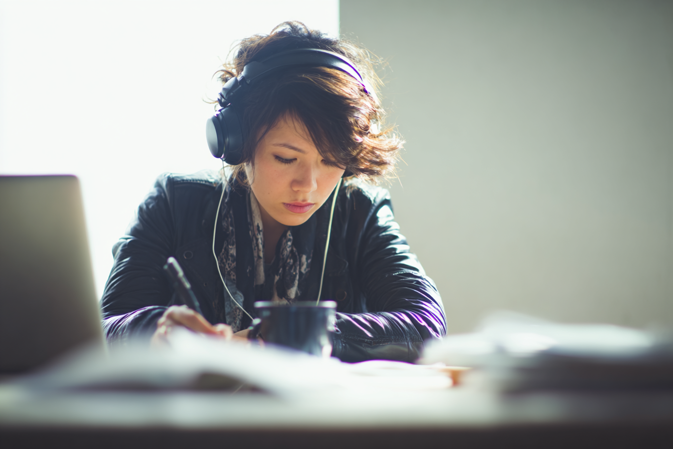 화이트 노이즈 생성기로 집중하는 학생.