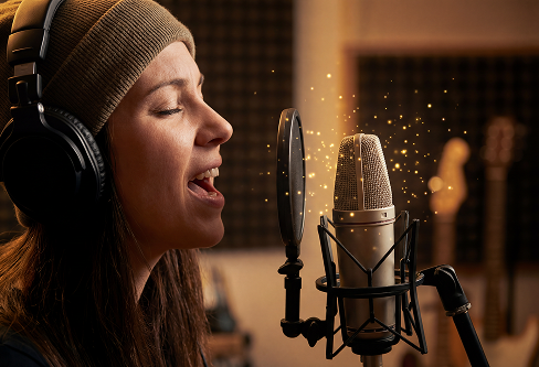 歌手利用调性检测器进行精准音高修正。